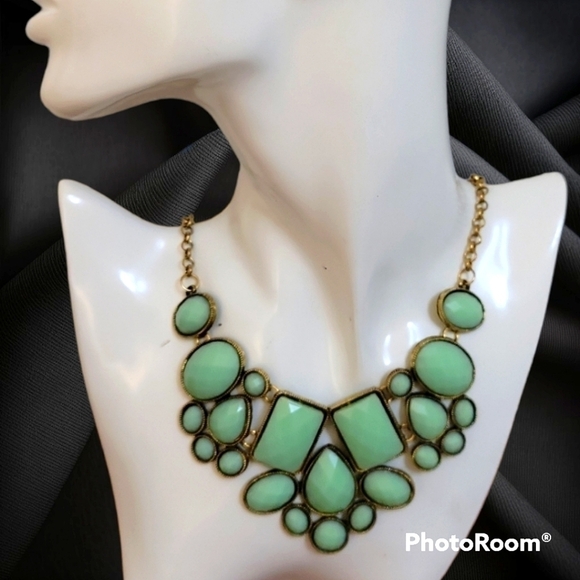 3/$30 Geometric Cluster Mint Bib Cascade Necklace - Picture 1 of 4